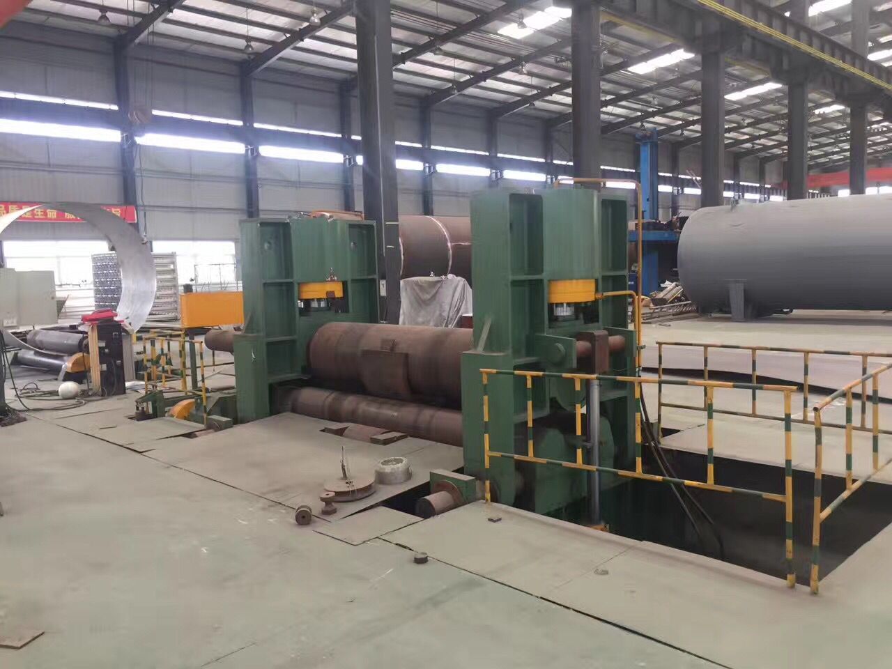 大型上輥萬(wàn)能式卷板機(jī)